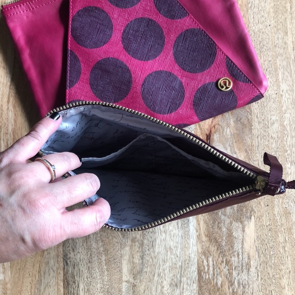 Rare Lululemon double wristlet/makeup bag - Picture 4 of 6